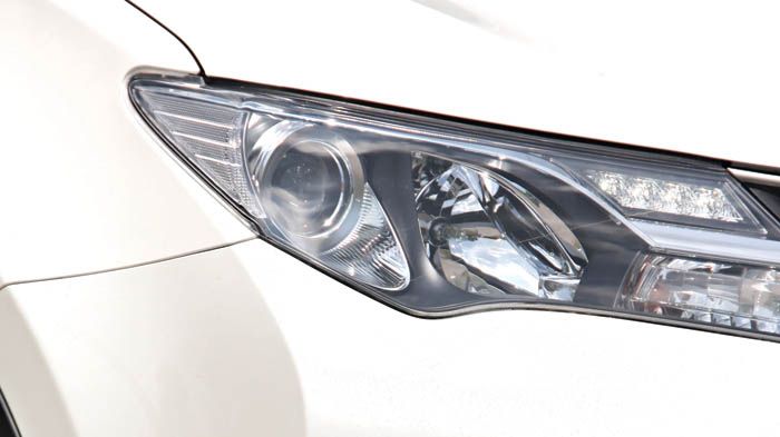 Το νέο RAV4 έχει, εκτός από αυξημένες διαστάσεις, εμφάνιση που σε κάνει να γυρίσεις το κεφάλι για να το κοιτάξεις. 